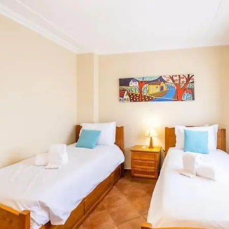 Esta - Tennis Court And Pool Holiday home